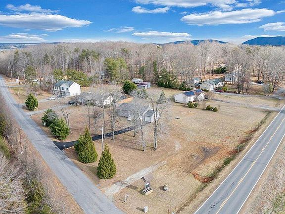 3rd image of 4 Strawberry Banks Dr