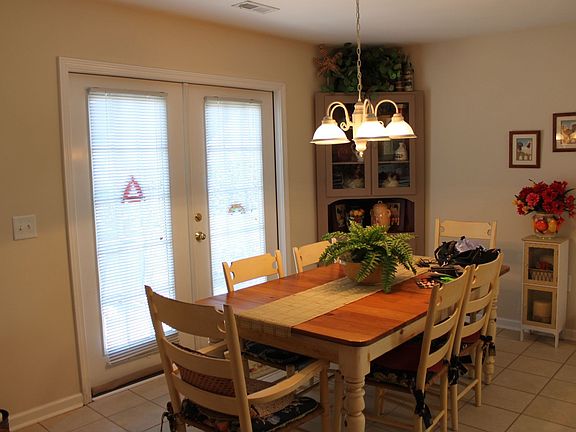Eat-in kitchen
