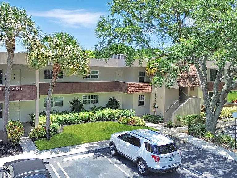 3641 Oaks Clubhouse Dr #201 — Photo 31