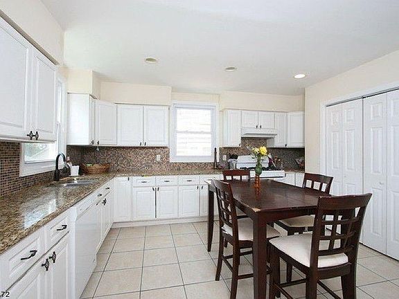 3rd image of 3 University Ct