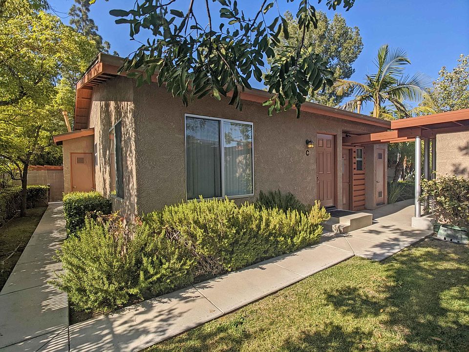 Apartment C, small three unit apartment building close to Chapman University and Orange Circle. Quiet location.