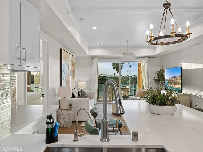 1598 Long Beach Blvd — Photo 3