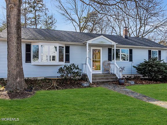 3rd image of 152 Forepeak Avenue