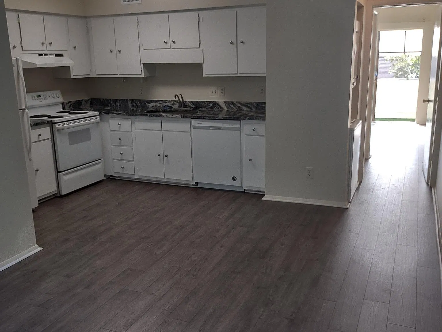 420 Cambridge Cir — Photo 2