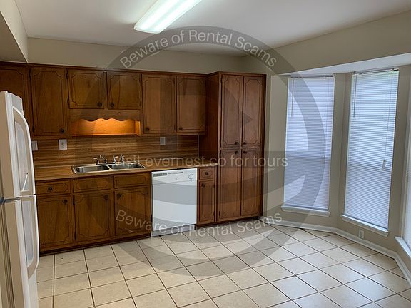 4th image of 2321 Cheshire Dr