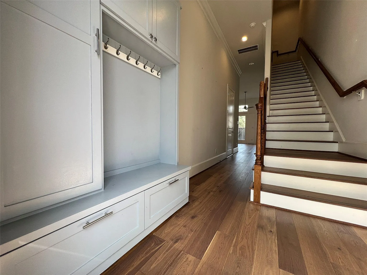 3 bed, 3.5 bath, 2720 sqft, $4,300 — Photo 3