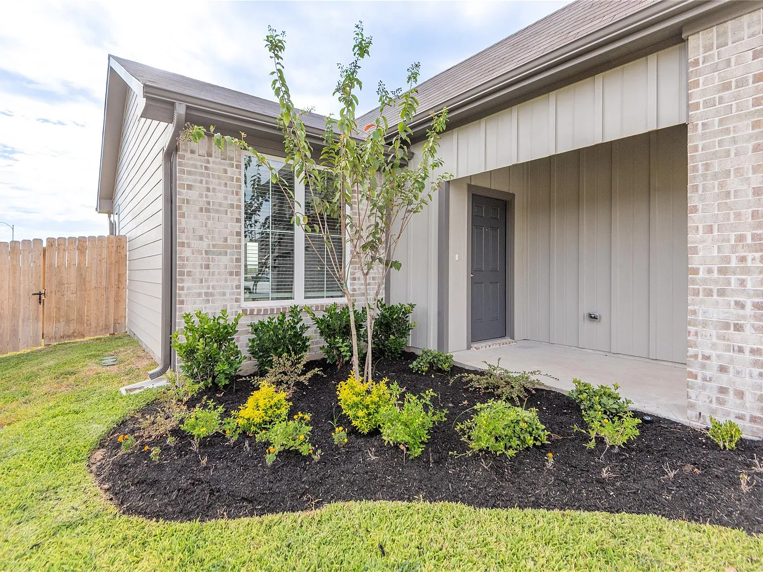 3 bed, 2.0 bath, 1262 sqft, $2,100 — Photo 4