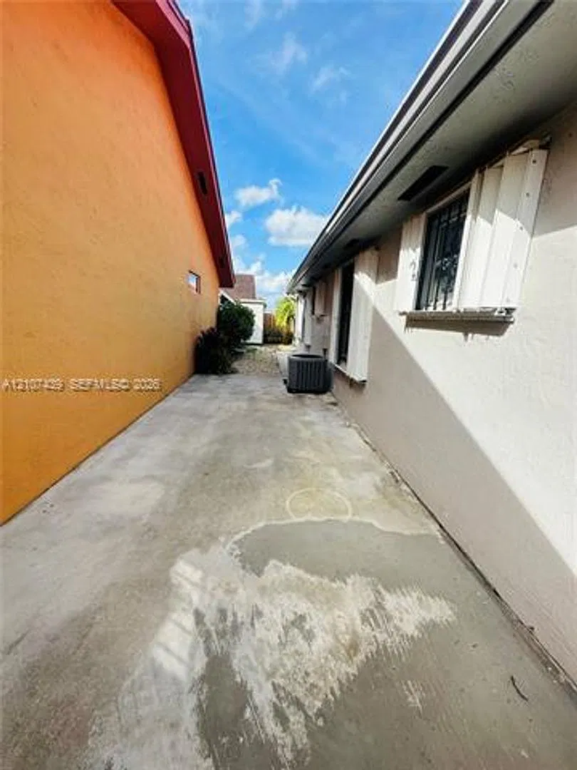 2549 W 73rd Pl # 2549, Hialeah, FL 33016 — Photo 4