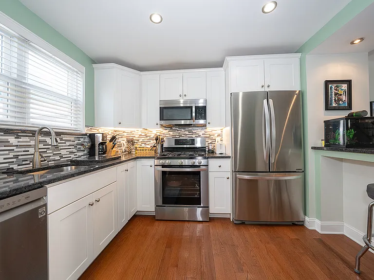 1916 S Alder St — Photo 6