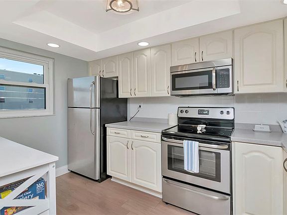 4th image of 17580 Gulf Blvd APT 403