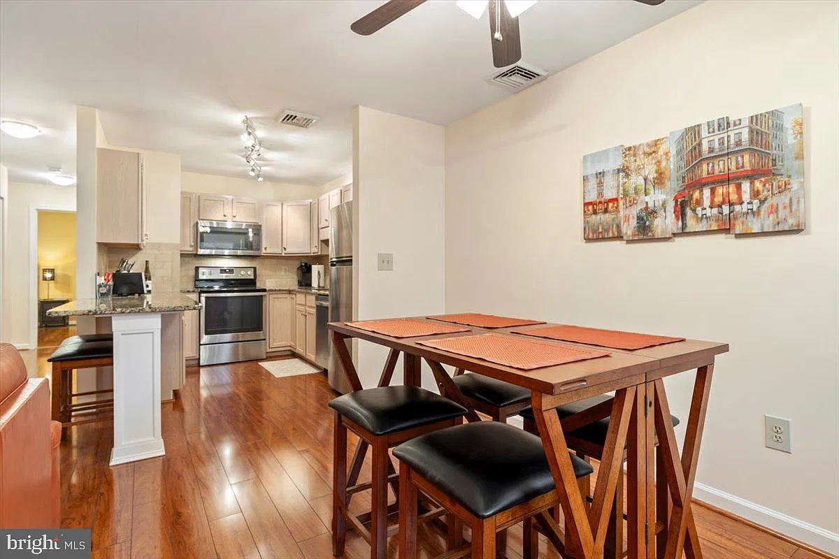 2 bed, 1019 sqft, $2,100 — Photo 3