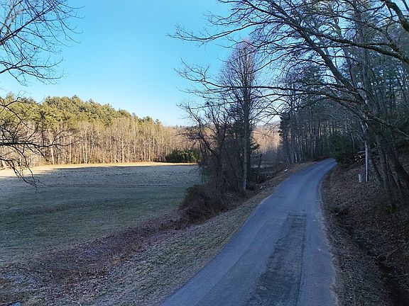 2nd image of 1 Papas Mountain Rd