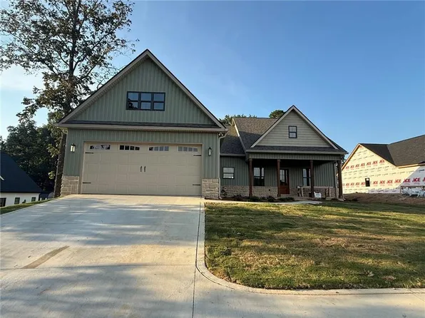 189 Oakland Dr, Calhoun, GA 30701