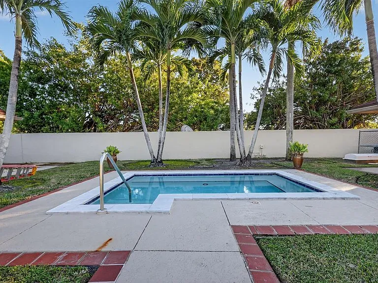 18840 NW 57th Ave #101 — Photo 22