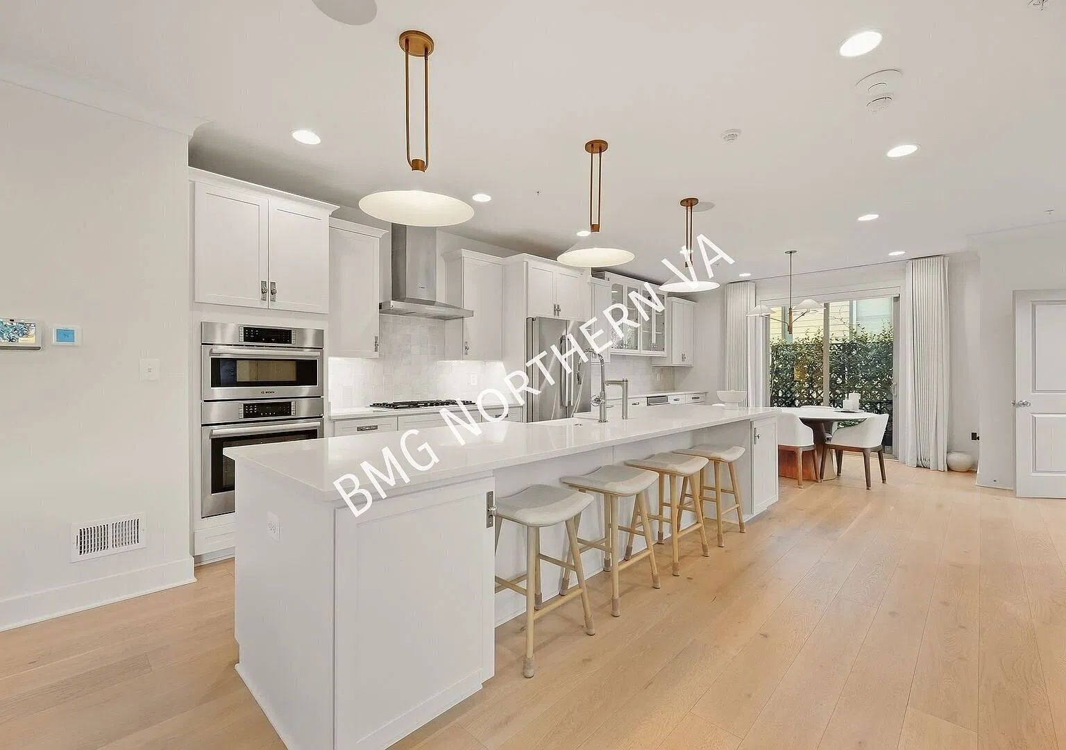 Designer End-Unit Townhome with Private Rooftop Terrace Parking for Four — Photo 2