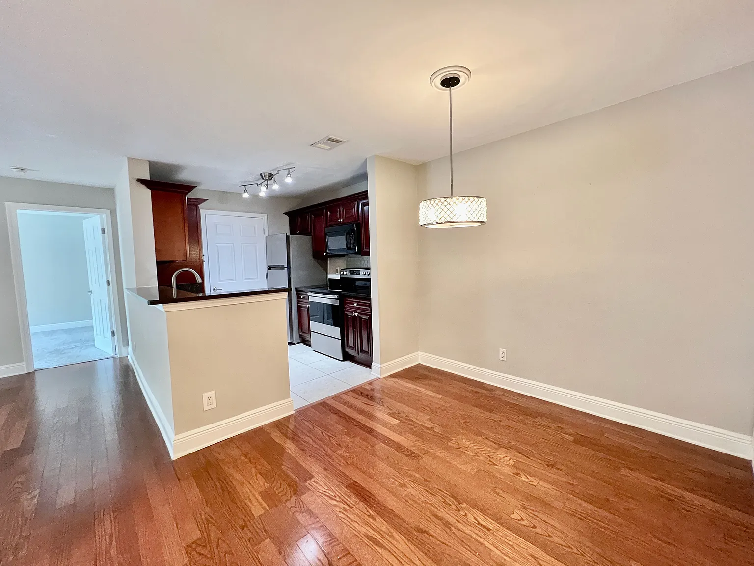 2 bed, 1083 sqft, $1,550 — Photo 4