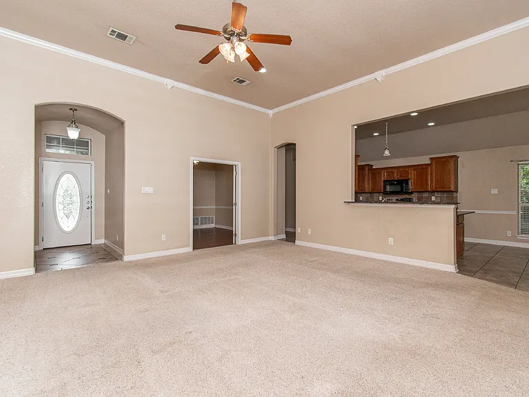 1401 Saxon Cir — Photo 4
