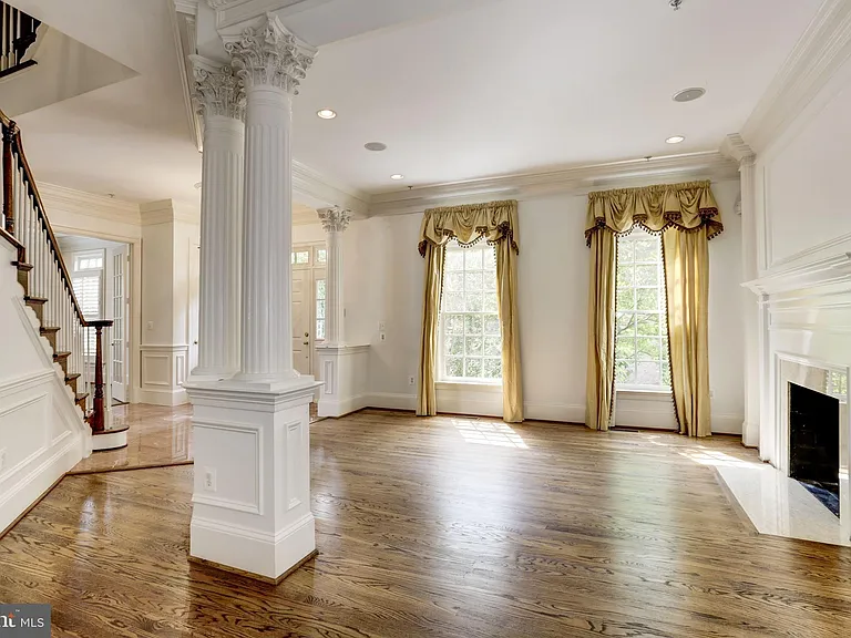 7233 Addington Dr — Photo 3