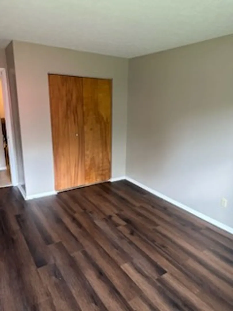 4902 - BLDG — Photo 3