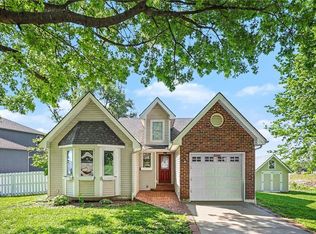 105 6th St, Smithville, MO 64089
