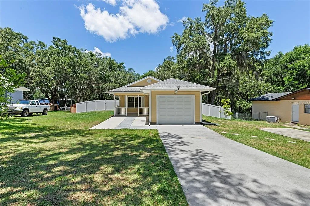 3 bed, 2.0 bath, 1270 sqft, $2,000 — Photo 1