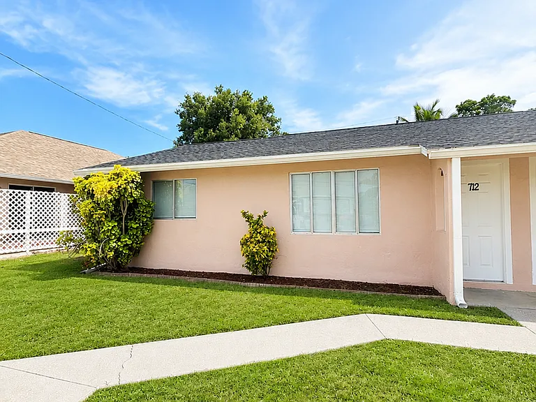 712 SW 3rd Ct — Photo 1