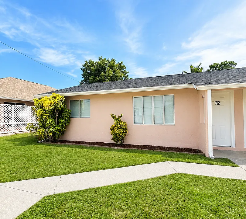 712 SW 3rd Ct