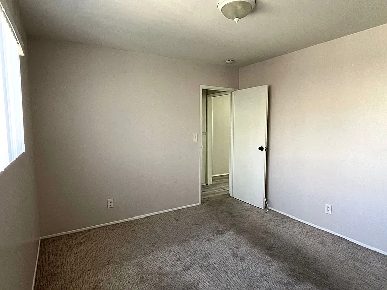 39th Apartments — Photo 9