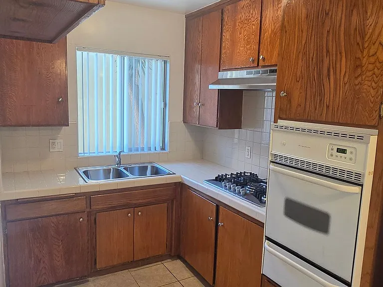 1015 E 4th St #21 — Photo 8