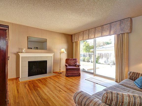 3rd image of 103 Hollycrest Dr