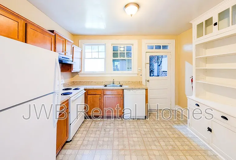 2305 College St — Photo 2