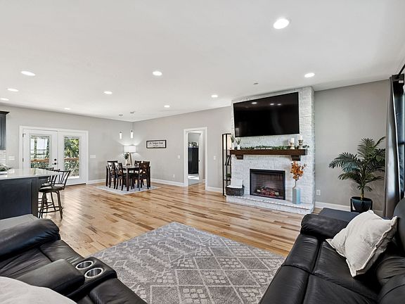 4th image of 1365 Seymour Dr