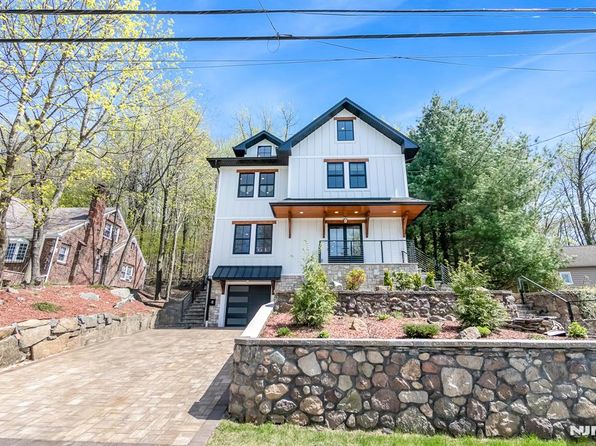 9 Palmer Pl, Leonia, NJ 07605