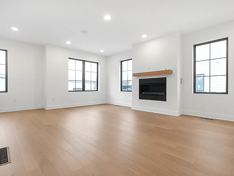 1242 Oxley Rd — Photo 33