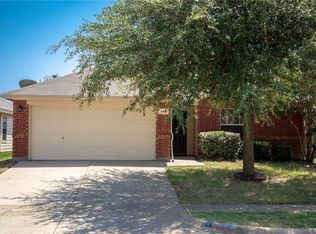 943 Quail Creek Dr, Grand Prairie, TX 75052