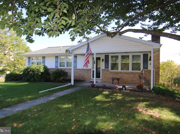 2 Horseshoe Dr, Middletown, PA 17057