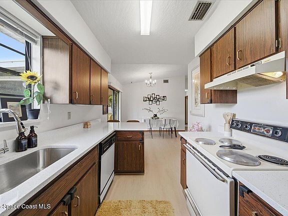 5th image of 588 Tropicaire Ave SW