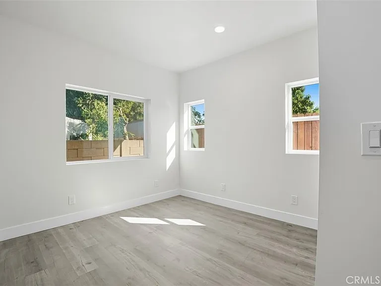 19258 Strathern St — Photo 10