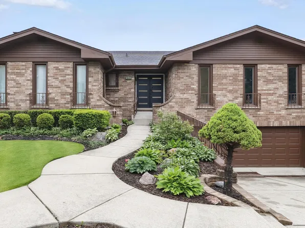 2819 S Briarwood Dr W, Arlington Heights, IL 60005