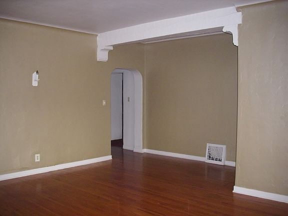 photo of similar dining room