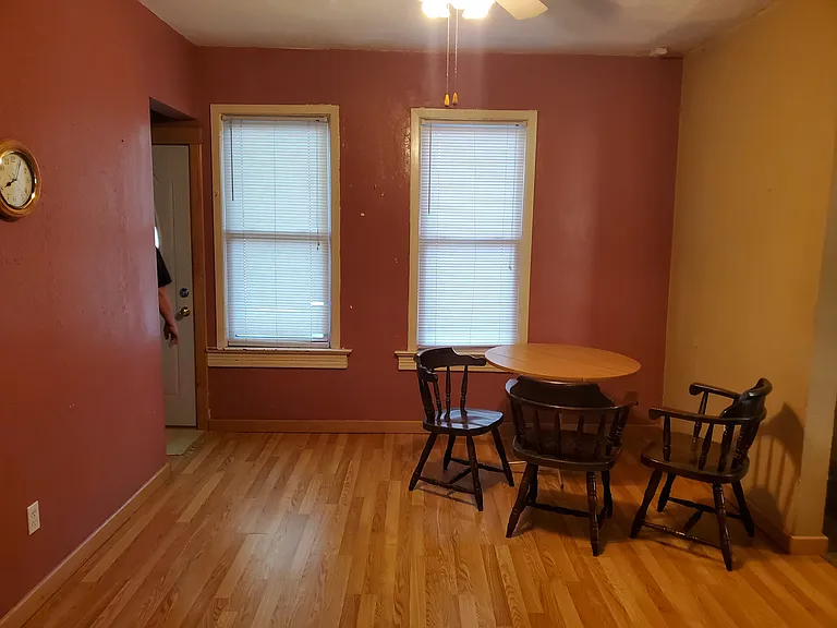 105 Franklin St W — Photo 6