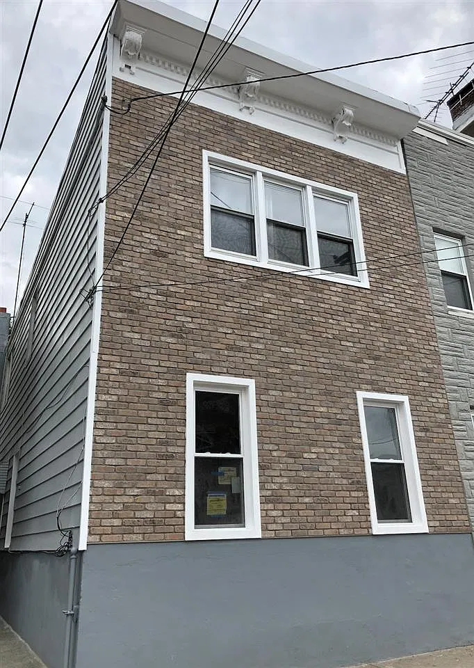 2 bed, 1.0 bath, 1000 sqft, $2,500 — Photo 1