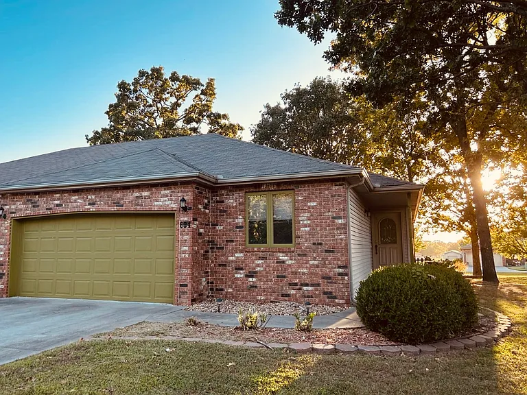 604 Briarbrook Dr — Photo 1