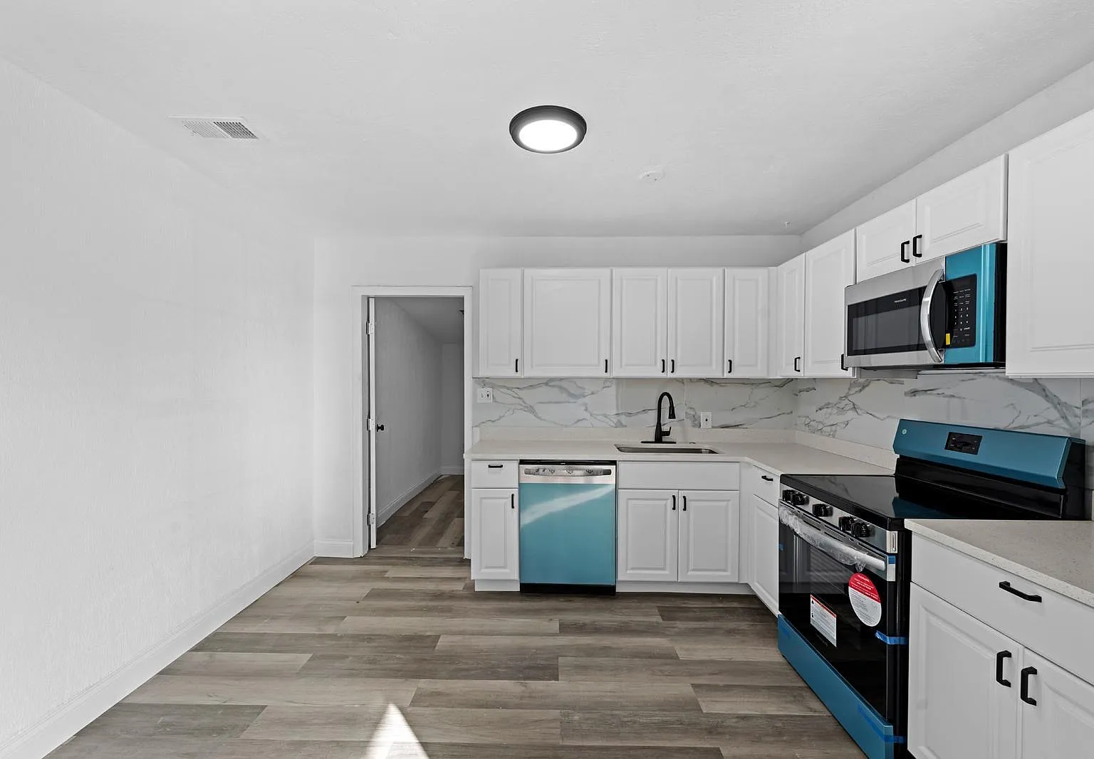 585 Lindley Ter - Unit 1 — Photo 3