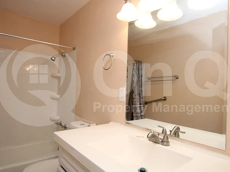 300 W 9th St — Photo 26