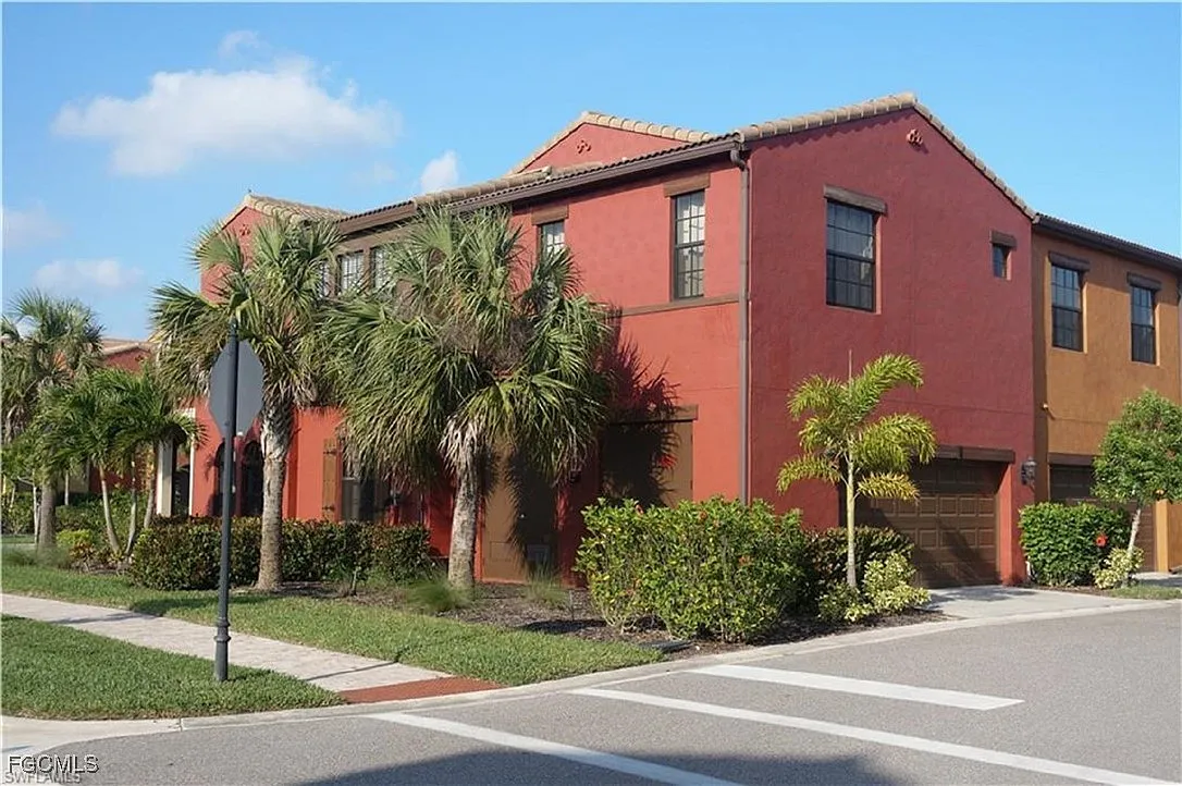 3 bed, 2.5 bath, 2026 sqft, $5,900 — Photo 3