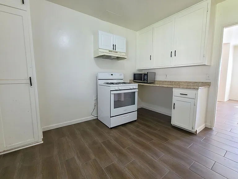 686 Courtland Dr — Photo 8