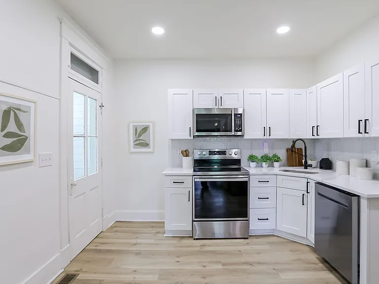 910 Sanders St — Photo 16