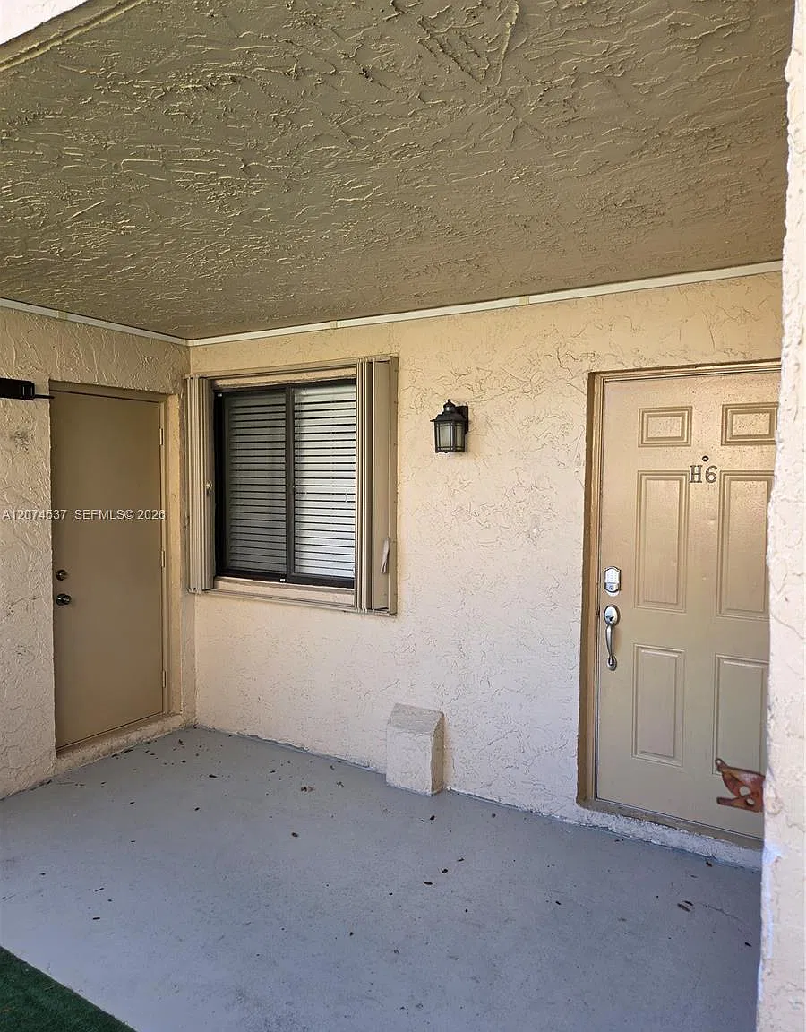 Royale Gardens Condo — Photo 2