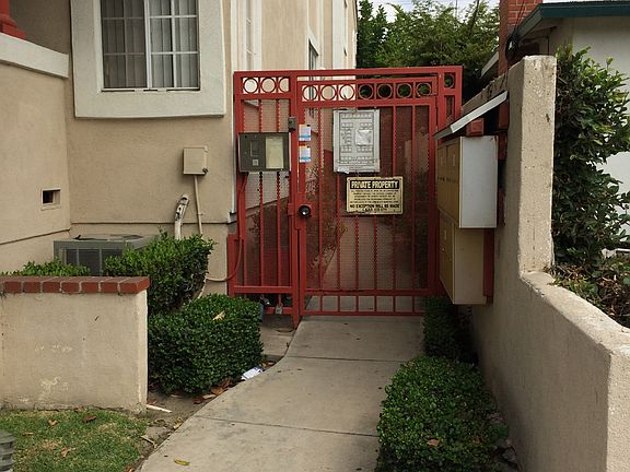 Secure walk-in gate